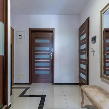 With Living Room, Kitchen, Bedroom, Bathroom In Amazing Neighborhood クラクフ