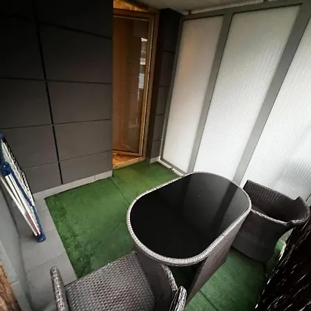 아파트 With Living Room, Kitchen, Bedroom, Bathroom In Amazing Neighborhood 크라쿠프