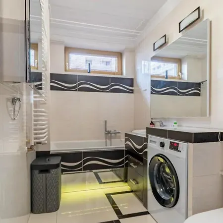 With Living Room, Kitchen, Bedroom, Bathroom In Amazing Neighborhood 아파트 크라쿠프