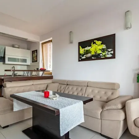 아파트 With Living Room, Kitchen, Bedroom, Bathroom In Amazing Neighborhood